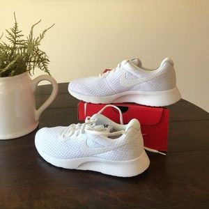 *SOLD* White Nike sneakers NIB 9